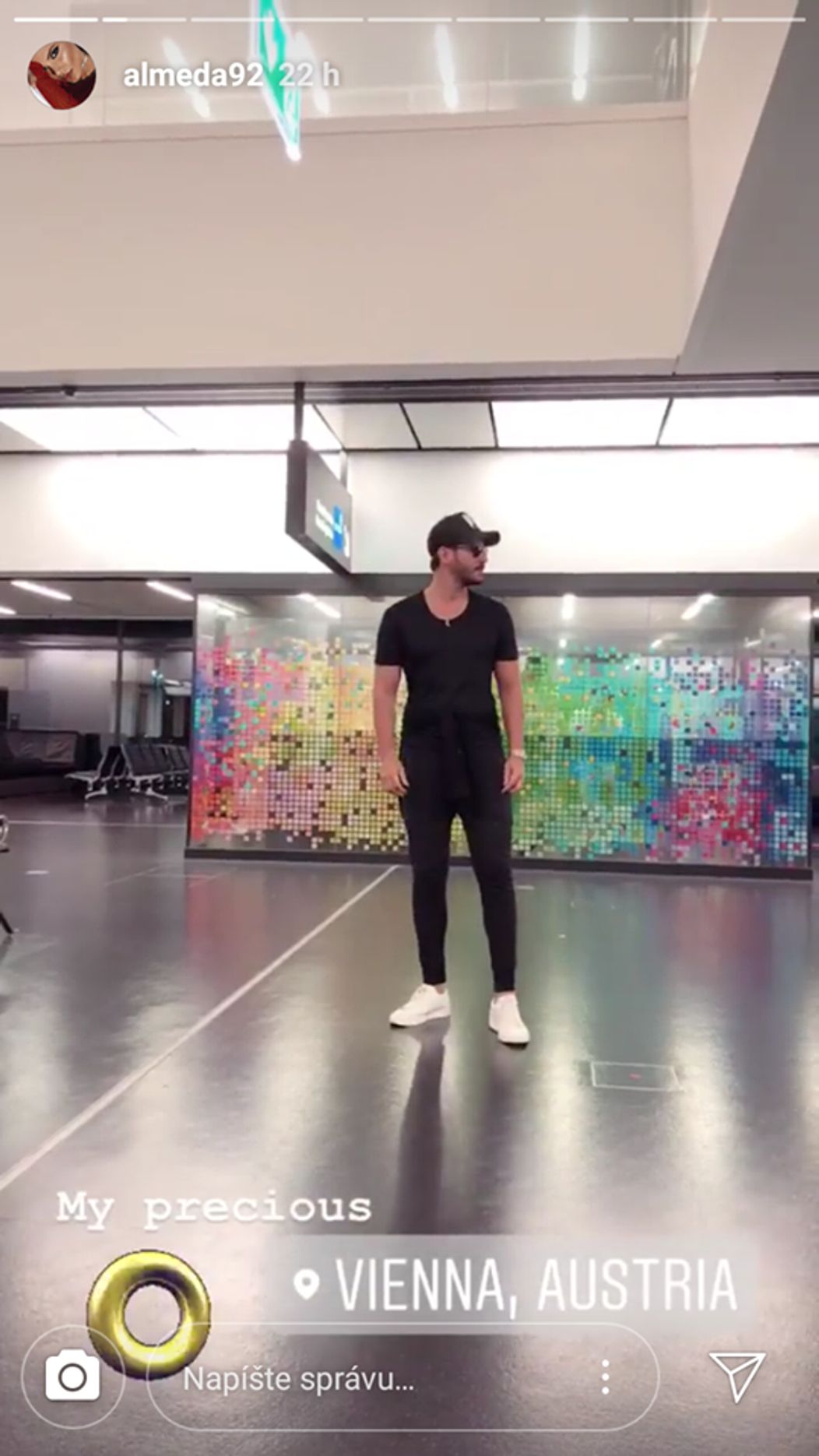 Tolgahan Sayışman na letisku vo Viedni