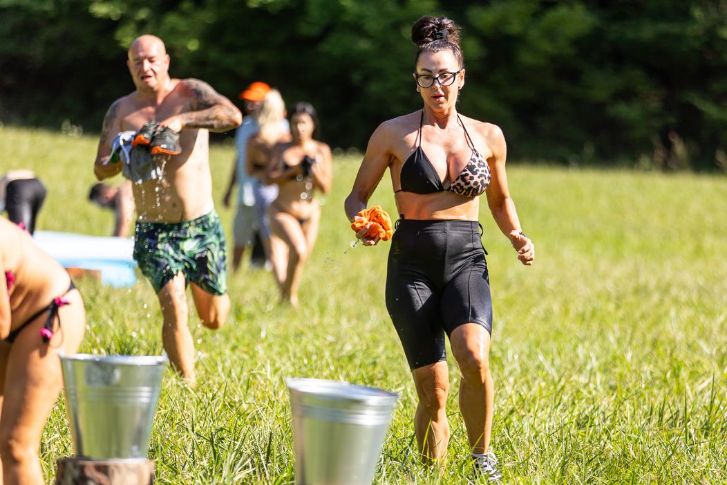 Farmári sa pri hre o odmenu schladili v bazéne, Timo mohol nakupovať