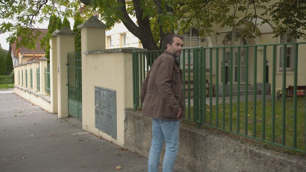 Mareka sleduje podivná dvojica.