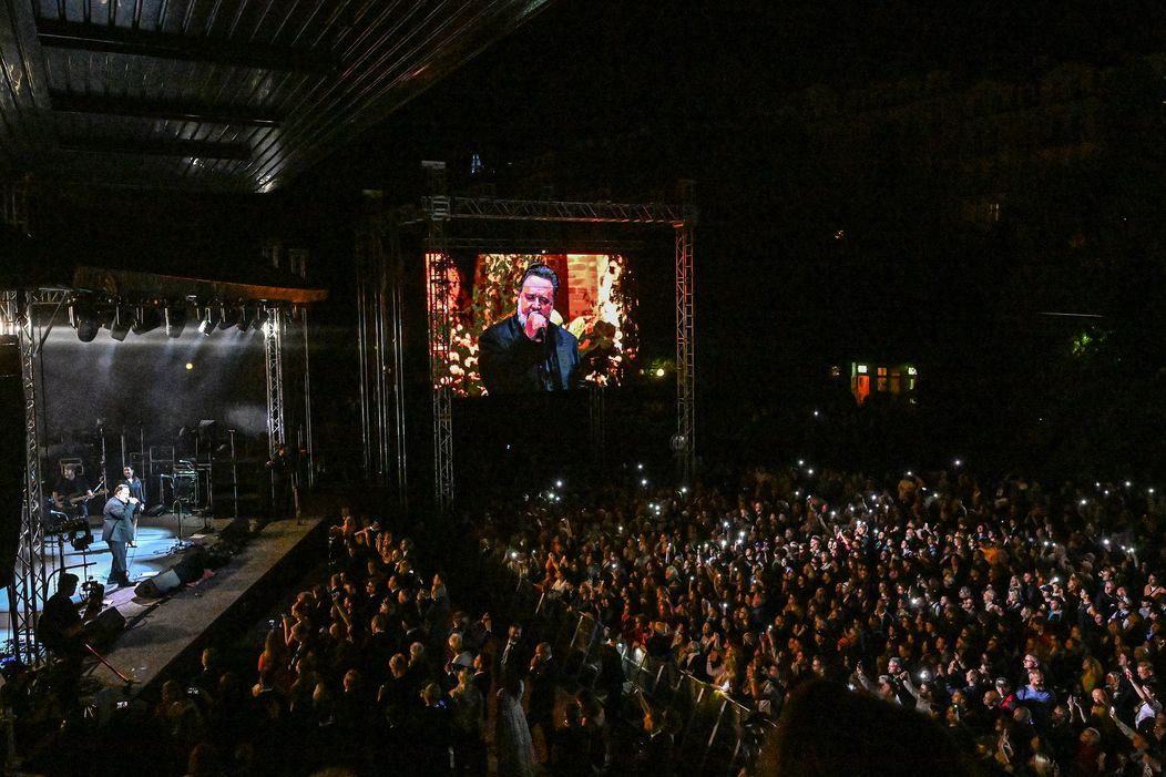 Koncert Russella Croewa s jeho kapelou Indoor Garden Party