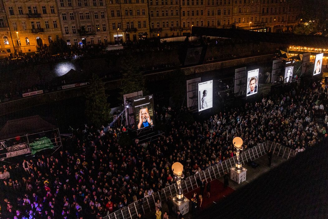 Koncert Russella Croewa s jeho kapelou Indoor Garden Party