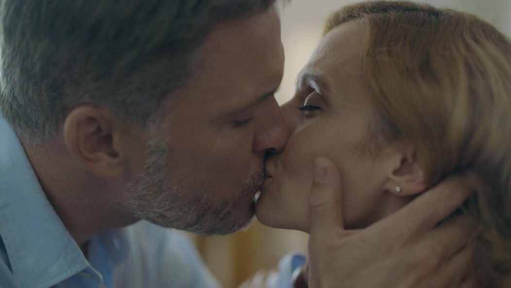 Adela (Lívia Bielovič) Andrejovi (Ján Koleník) popísala jeho premenu na bezcitného lekára.