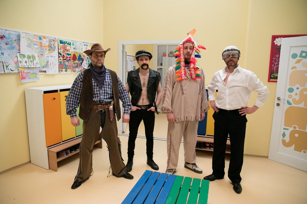 Juraj Kemka, Dávid Hartl, Števo Martinovič a Roman Pomajbo ako Oteckovia v Kredenci