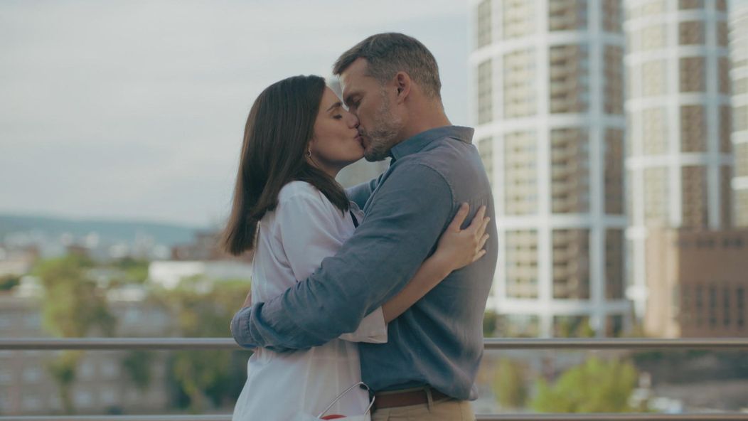 Andrej (Ján Koleník) po nádhernom vyznaní pobozkal Júliu (Sarah Arató).