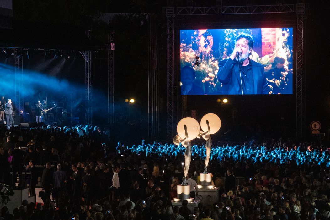 Koncert Russella Croewa s jeho kapelou Indoor Garden Party