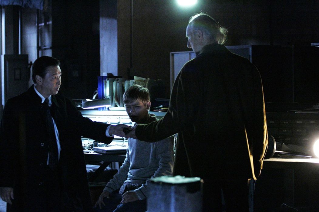 Záber zo seriálu 24 hodín (Evan Ellington v strede)