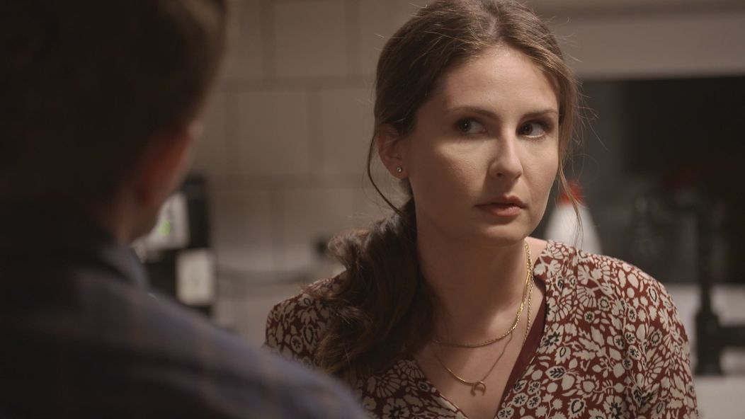 Gréta nevie, či môže manželovi veriť.