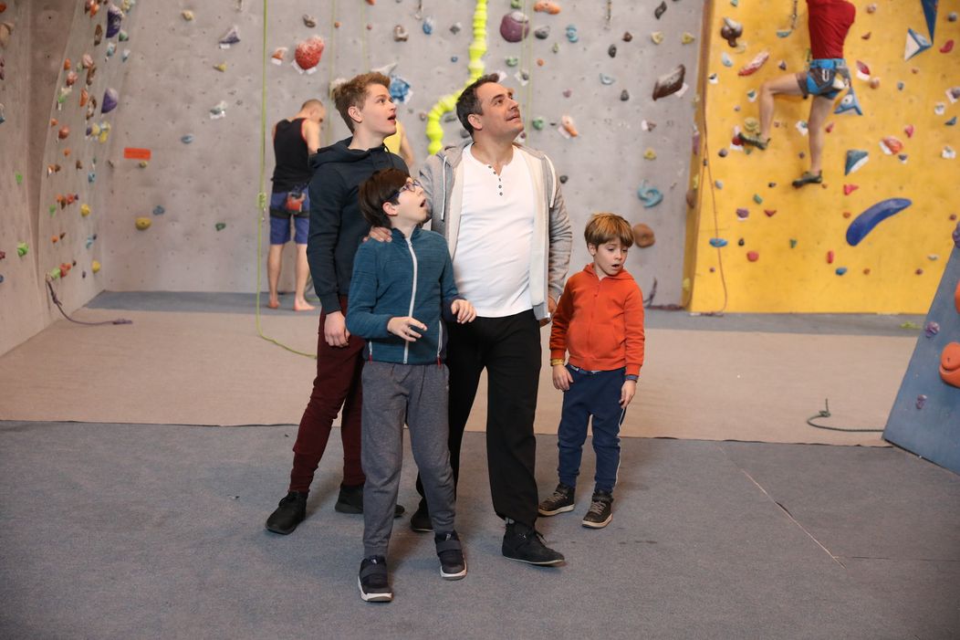 Vlado zobral synov na lezeckú stenu