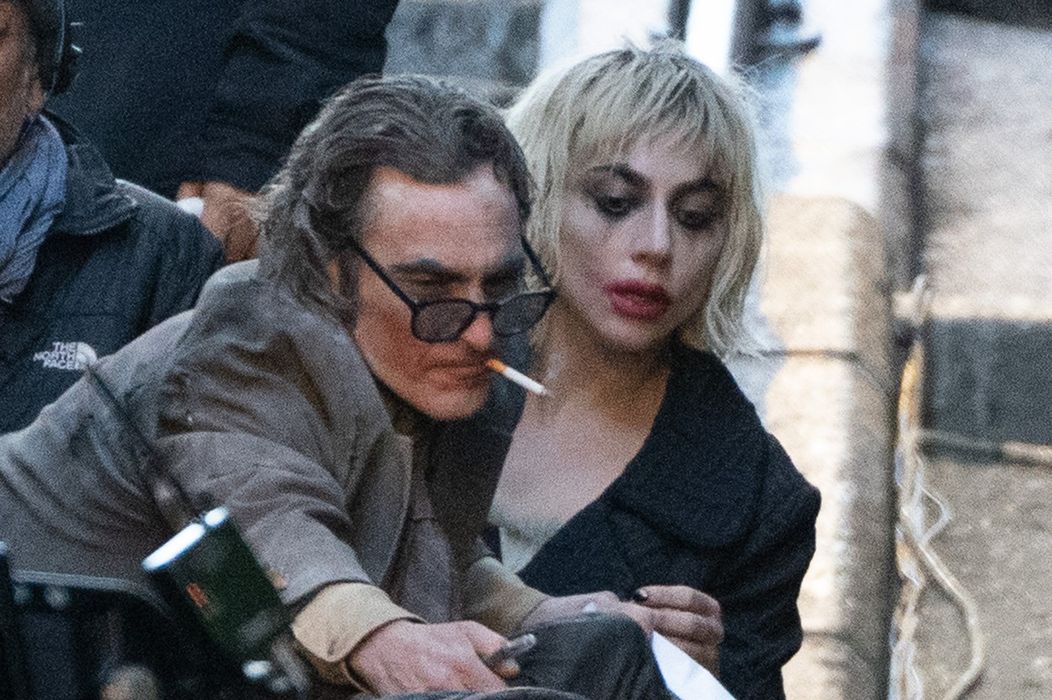 Lady Gaga a Joaquin Phoenix neváhali a pomohli členovi štábu, ktorý zakopol