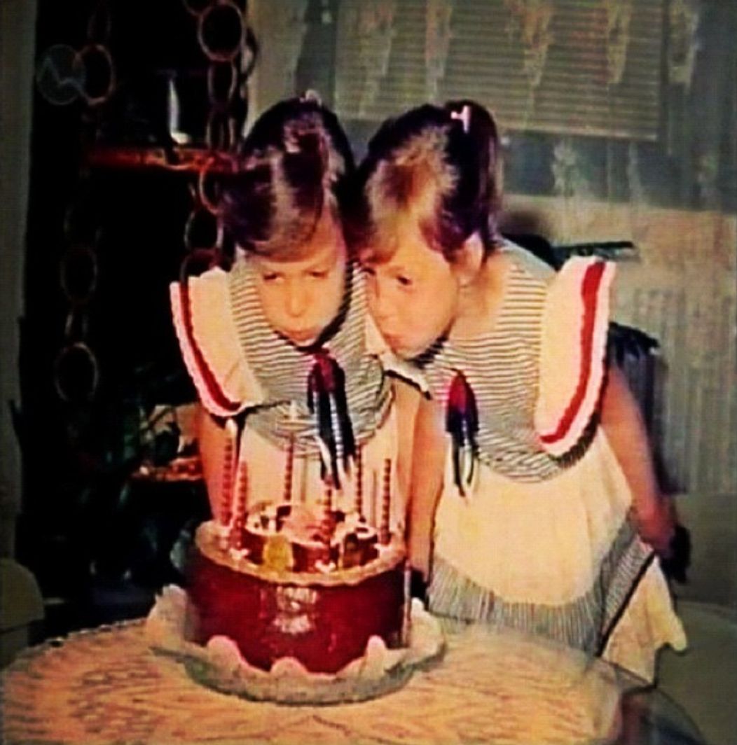 Veronika a Daniela Nízlové s narodeninovou tortou