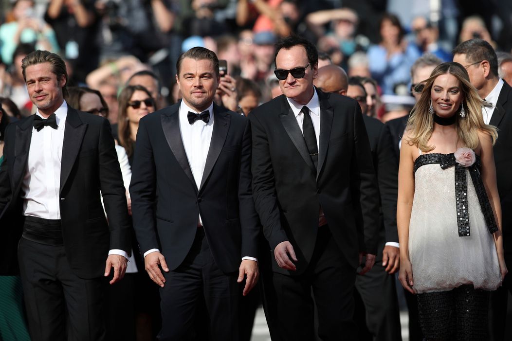Brad Pitt a Leonardo DiCaprio v objatí