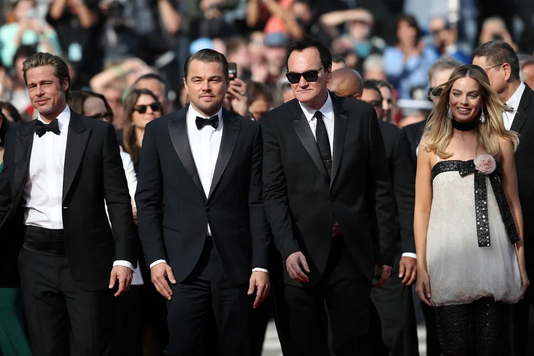 Brad Pitt a Leonardo DiCaprio v objatí