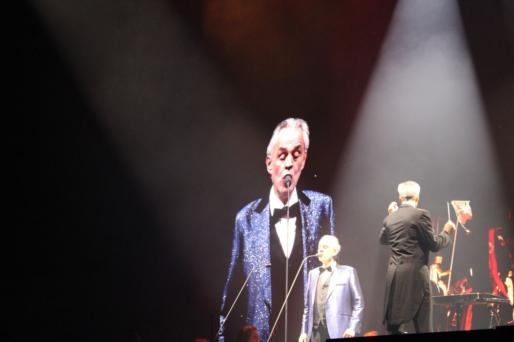 Andrea Bocelli vo vypredanej O2 arene v Prahe