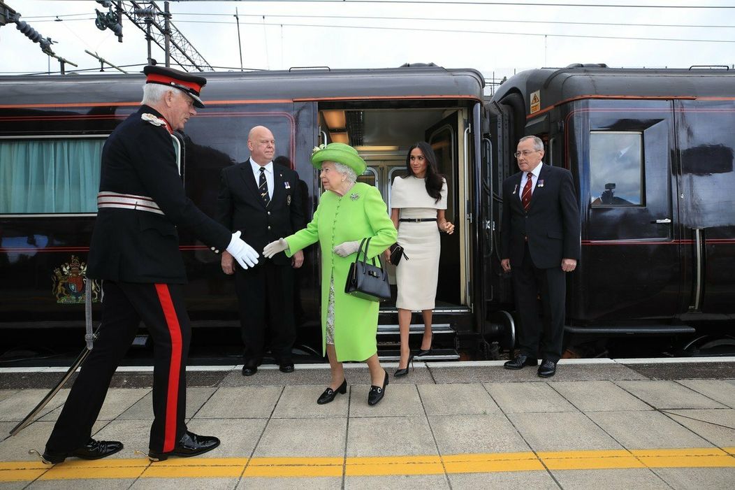Vojvodkyňa Meghan s kráľovnou Alžbetou II. na návšteve v grófstve Chesire