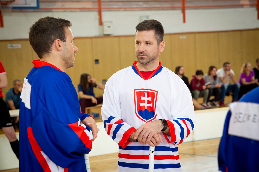Oteckovia a hokejisti na nakrúcaní florbalového zápasu.