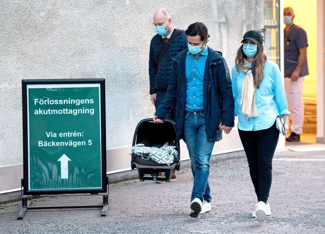 Šťastní rodičia odchádzali so synčekom z pôrodnice.