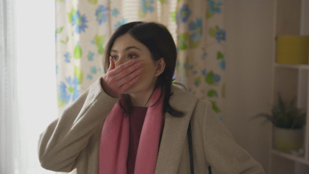 Lenka (Diana Ristová) našla v byte nahého muža