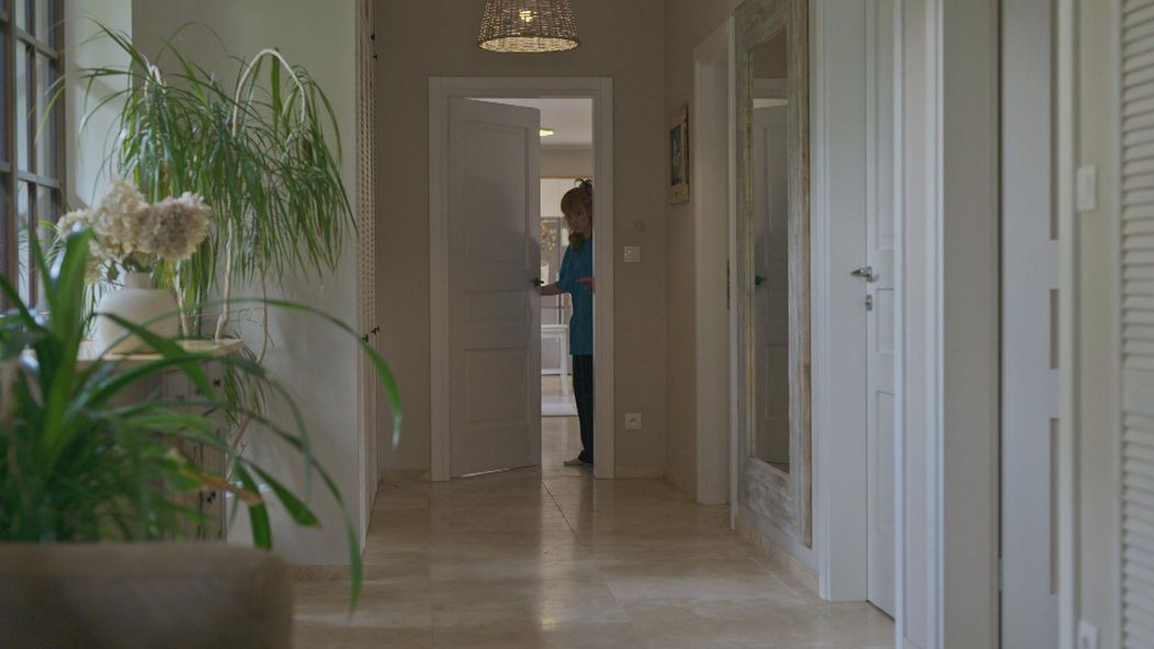 Nikol prekvapila Adama v kúpeľni v tej najnevhodnejšej chvíli.