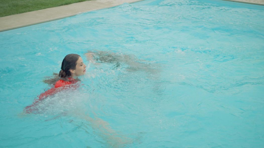 Naďa a Martin v bazéne