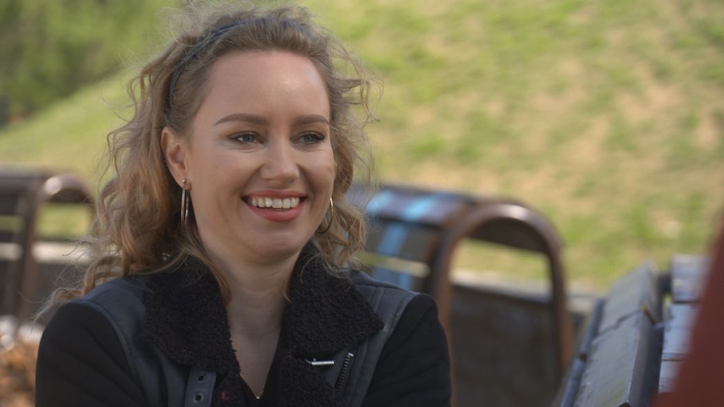 Petre sa nový nápadník pozdáva.