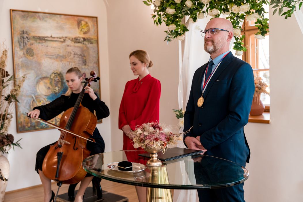 Lenka ušla sperd oltára