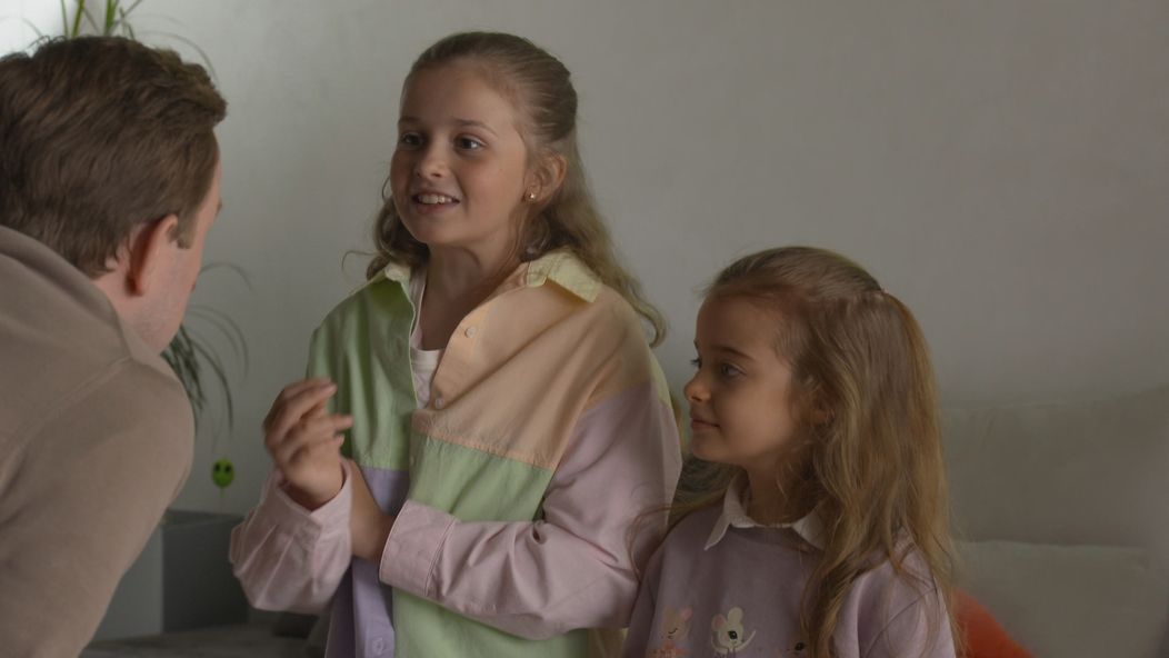 Dievčatá priniesli Norovy cestovné pasy.