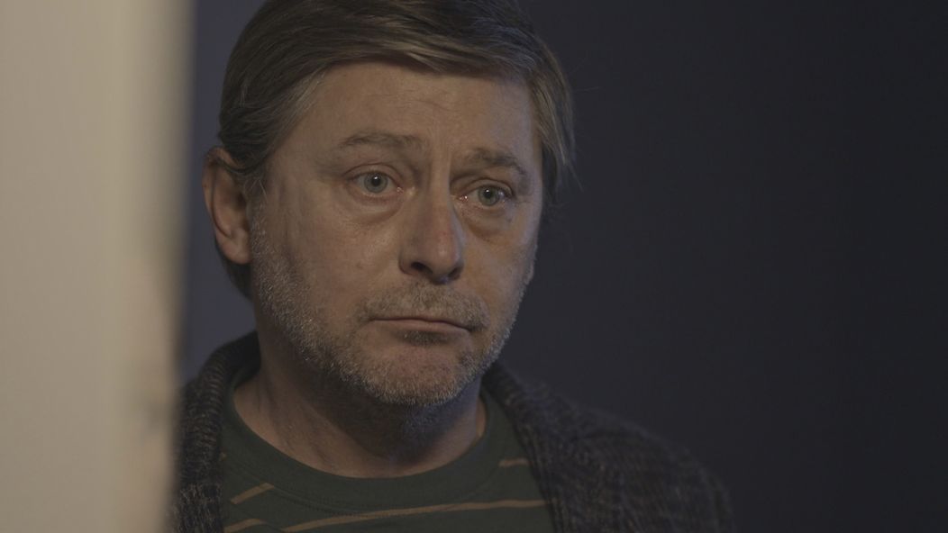 Andrej navštívi rodičov pacienta, ktorý zomrel.