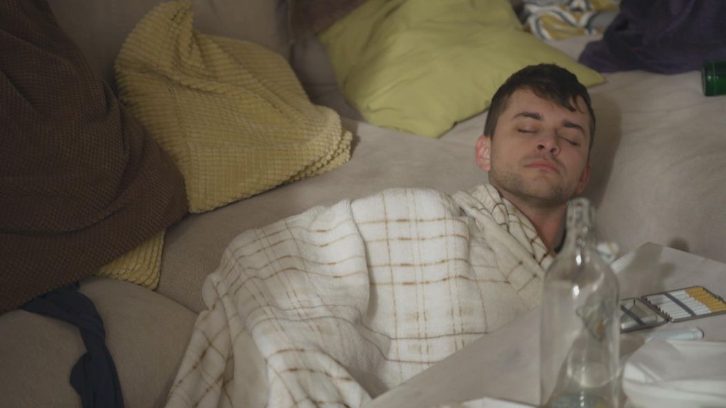 Lenka (Diana Ristová) našla v byte nahého muža