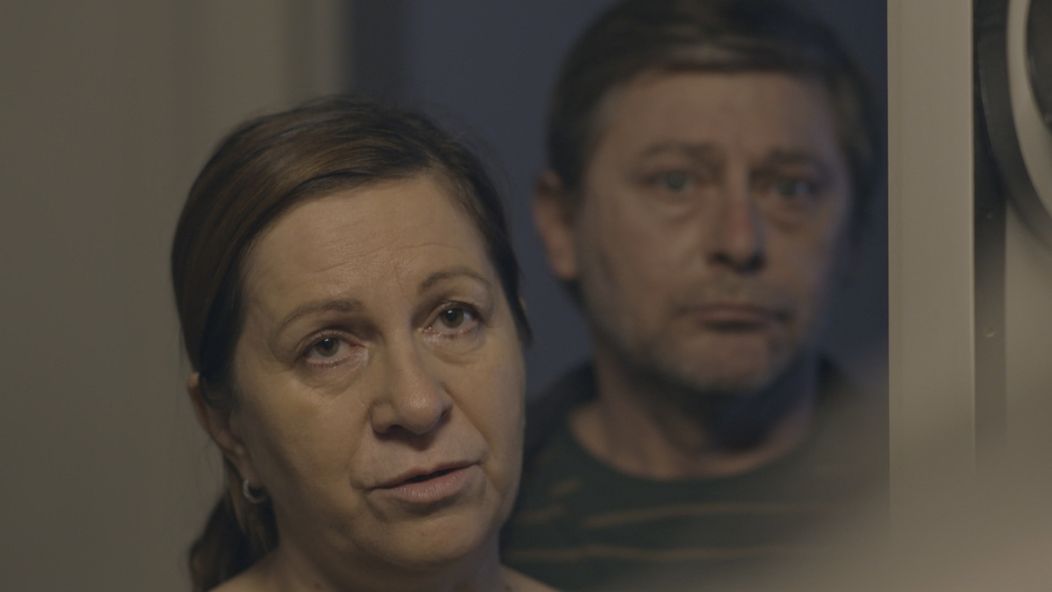 Andrej navštívi rodičov pacienta, ktorý zomrel.