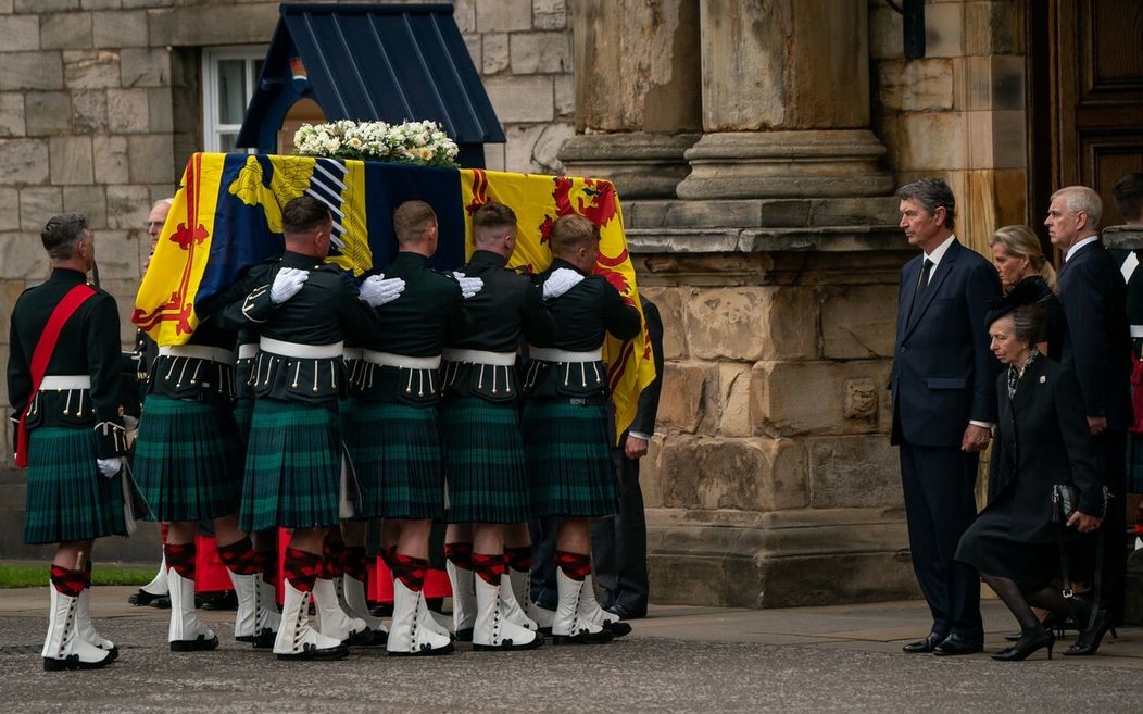 Rakva s pozostatkami kráľovnej Alžbety II. už je v Edinburghu
