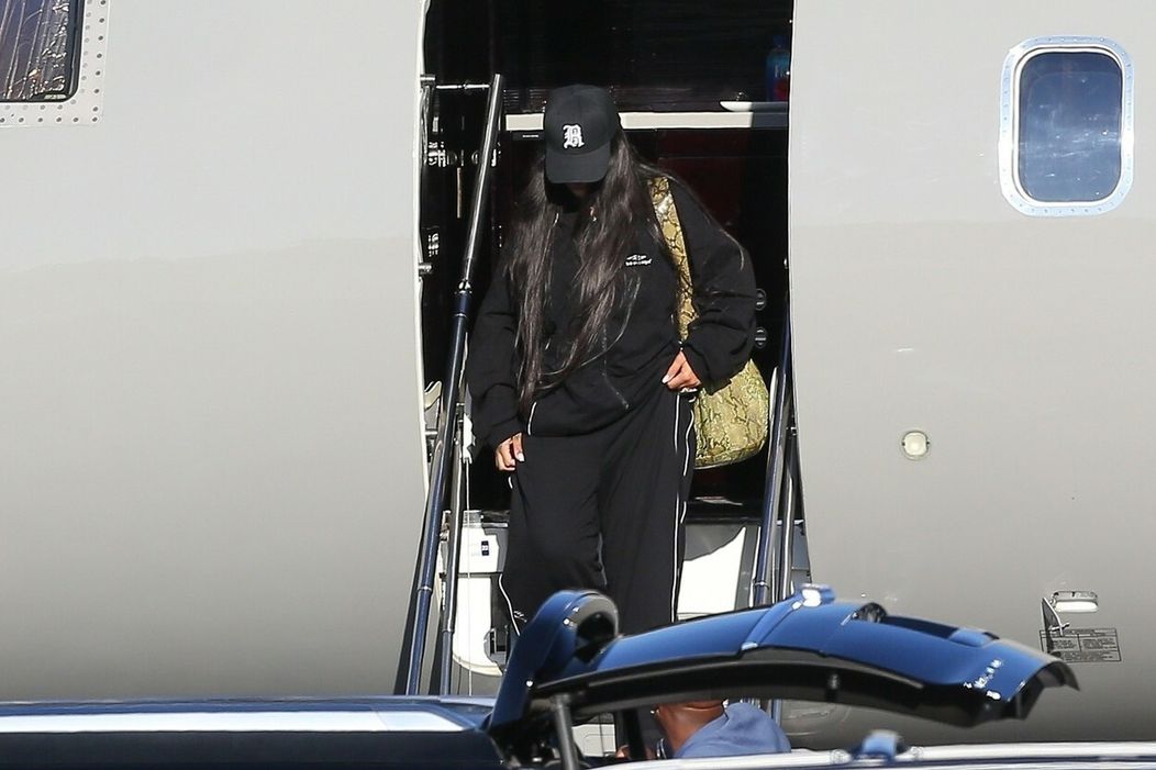 Rihanna so synom a partnerom pristáli v Los Angeles