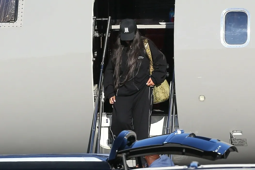 Rihanna so synom a partnerom pristáli v Los Angeles