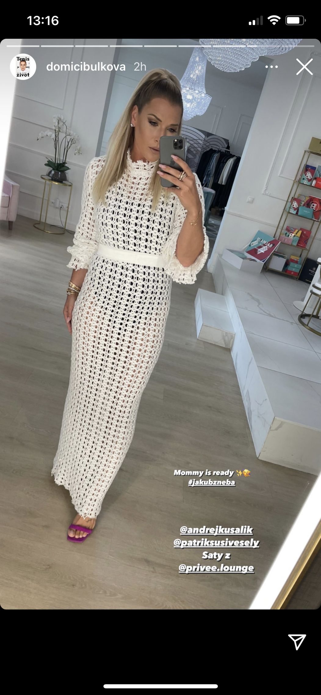 Dominika si na oslavu zvolila slávnostný outfit 