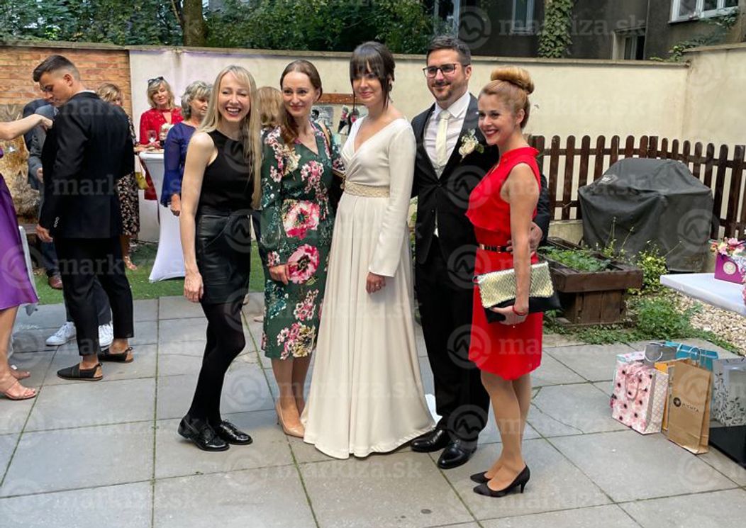 Na svadbu prišli aj herečky Mirka Drínová, Karin Olasová a Janka Lieskovská
