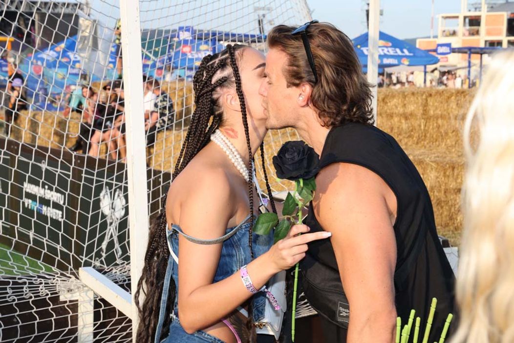 Radko na festivale Grape rozdával ruže a vymenil si bozky s Marcelou