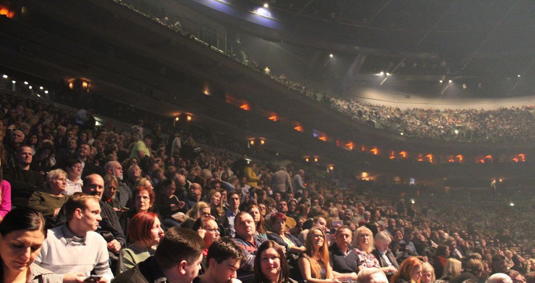 Andrea Bocelli vo vypredanej O2 arene v Prahe