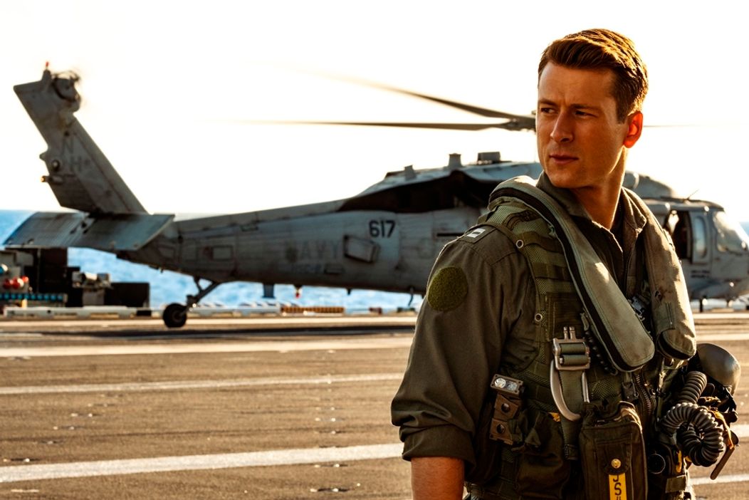 Glen Powell vo filme Top Gun: Maverick
