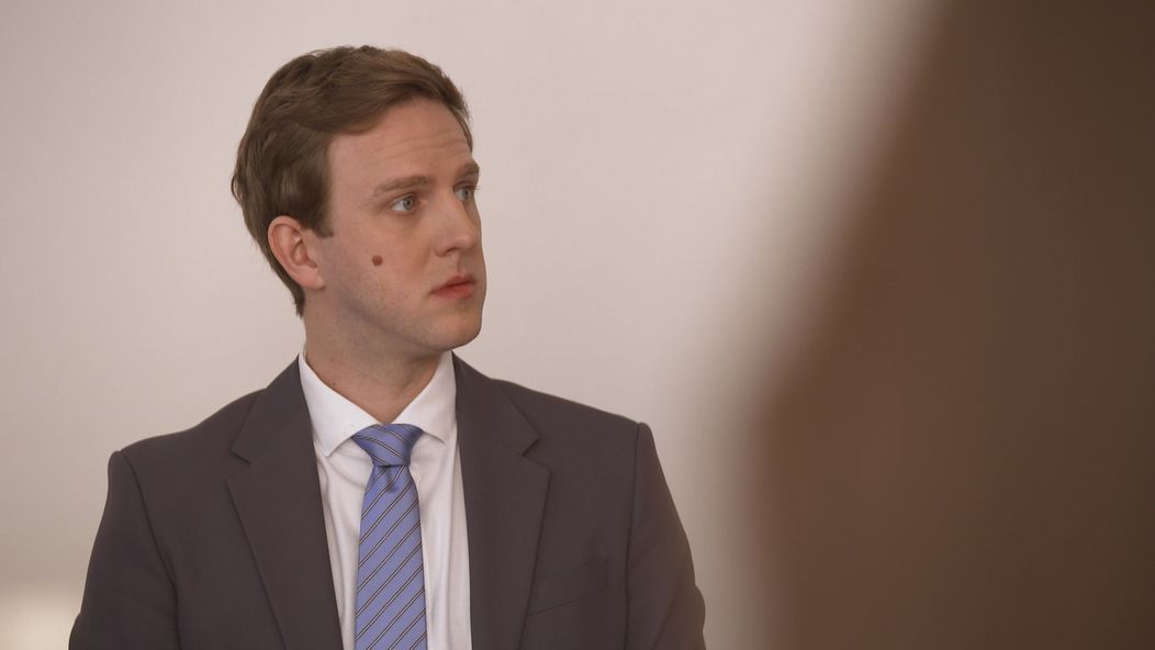 Gréta a Noro na rozvodovom pojednávaní.