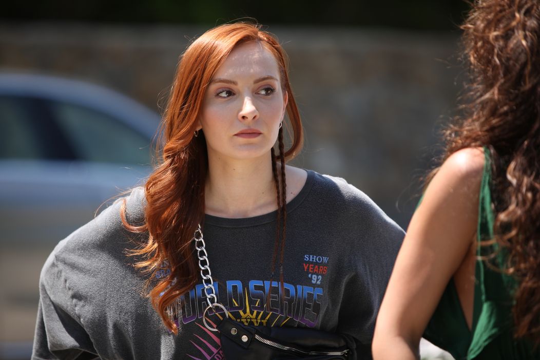 Başak Gümülcinelioğlu v seriáli S hlavou v oblakoch