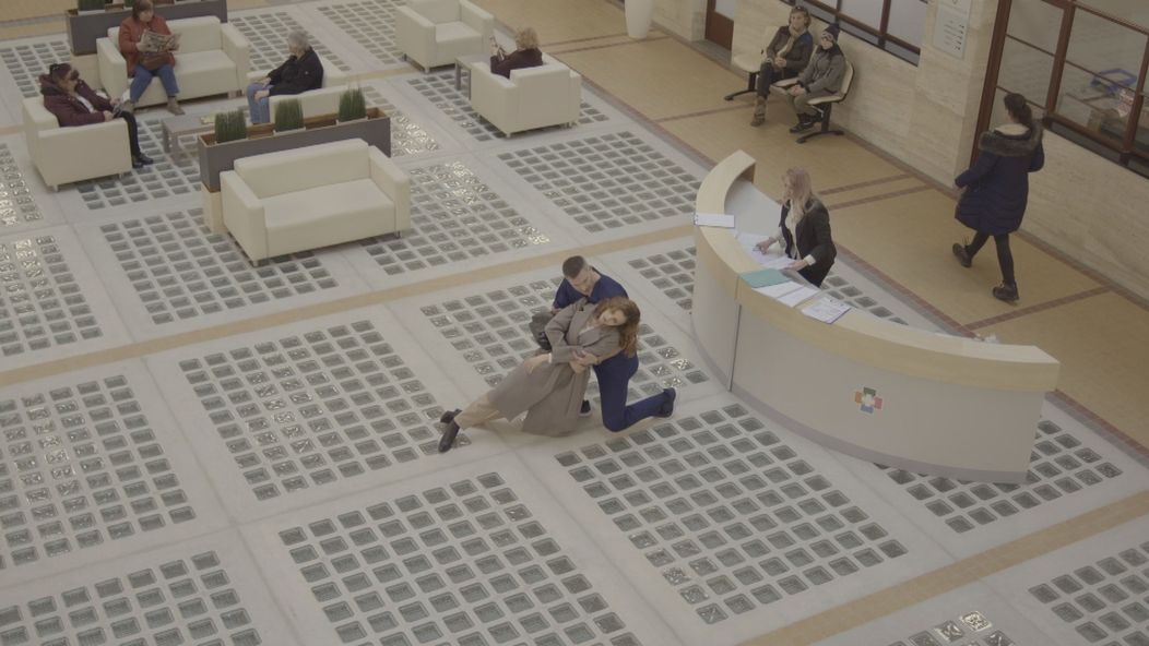 Adela náhle skolabuje.