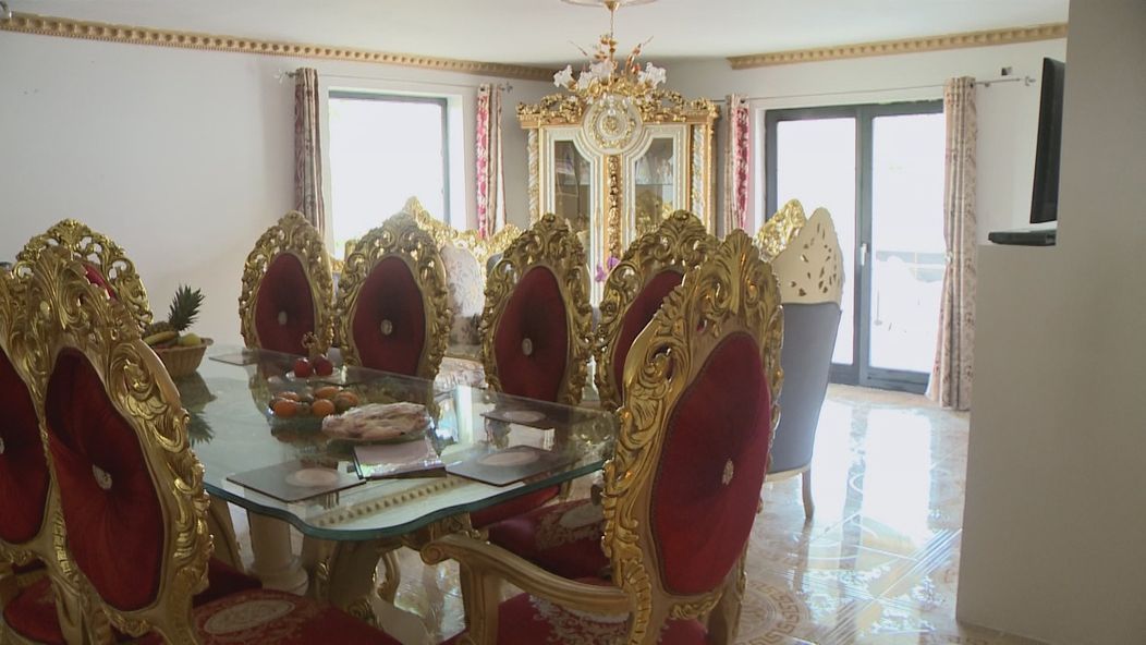 Babulin dom je zariadený v pompéznom štýle.