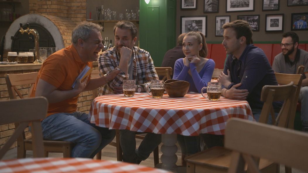 Vlado dostane záchvat smiechu.