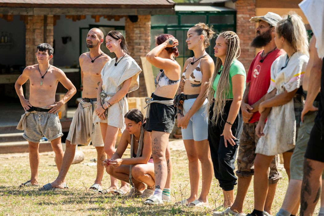 32. deň na Farme, príchod banditov