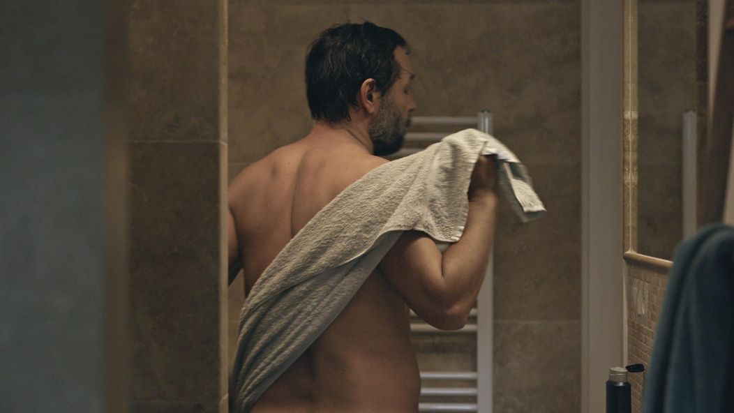 Nikol prekvapila Adama v kúpeľni v tej najnevhodnejšej chvíli.