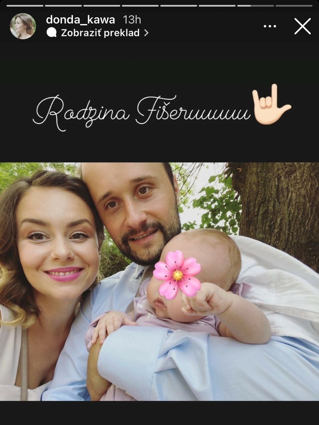 Mladá rodinka žiari šťastím.