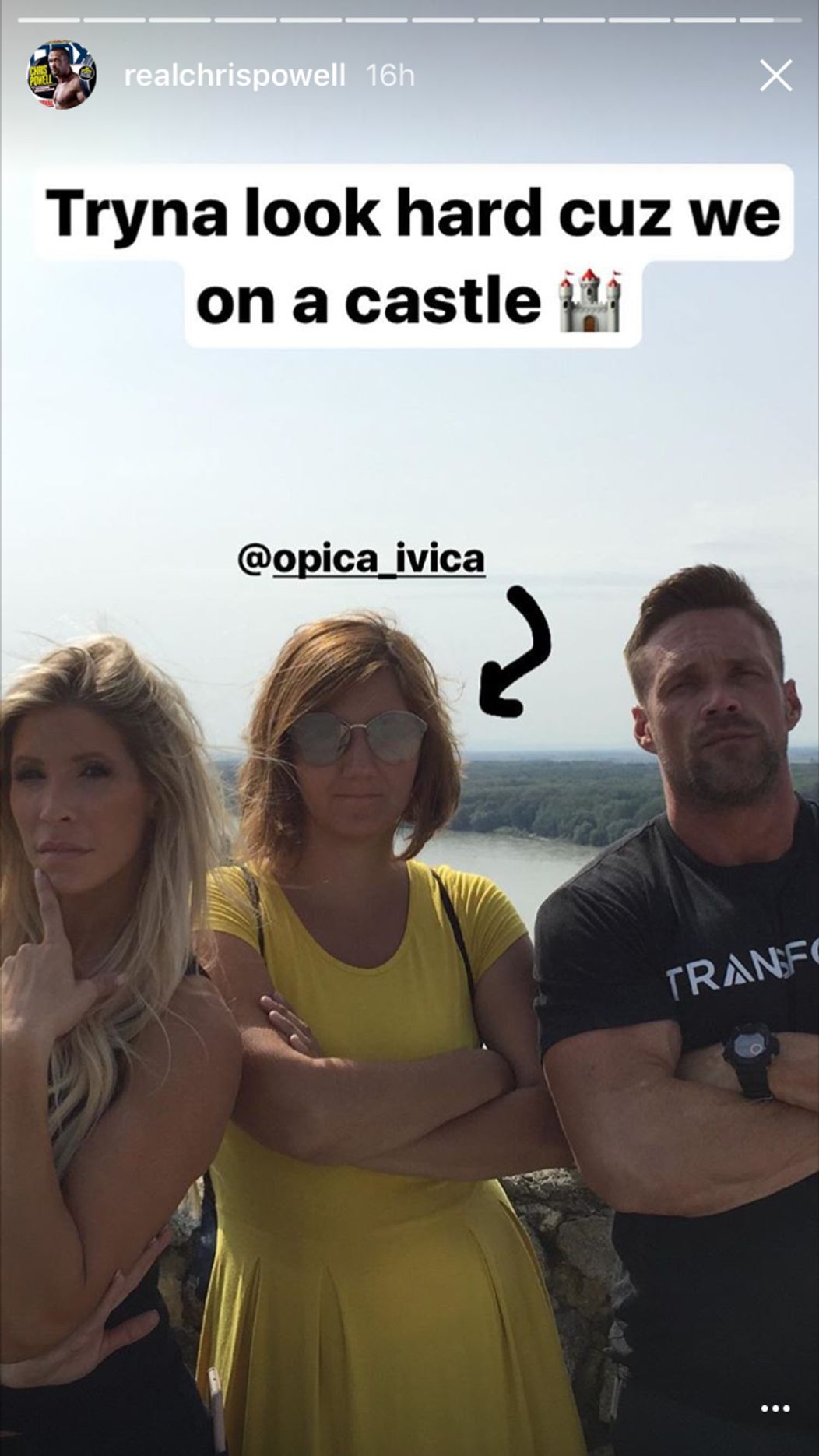 "Chceme vyzerať drsne, lebo sme na hrade," píše Chris