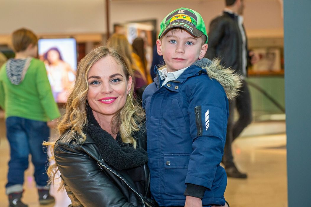 Policajti stoja pred barom v Hanau, kde sa útok stal.