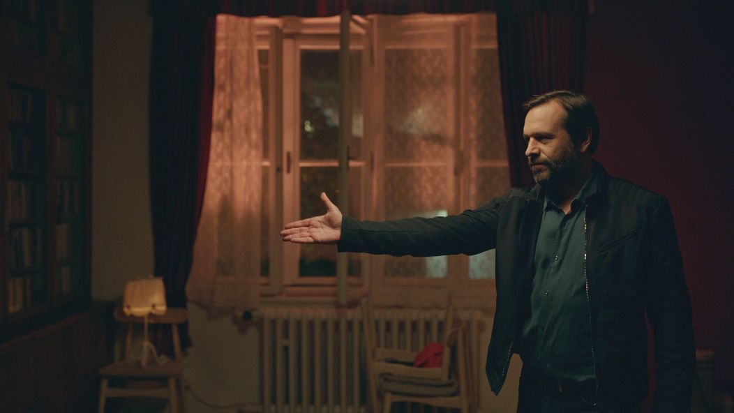 Adam (Kamil Mikulčík) sa postaral o to, aby mala Nikol (Táňa Pauhofová) prvú spomienku na nové bývanie peknú.