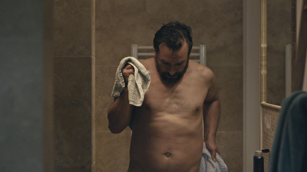 Nikol prekvapila Adama v kúpeľni v tej najnevhodnejšej chvíli.