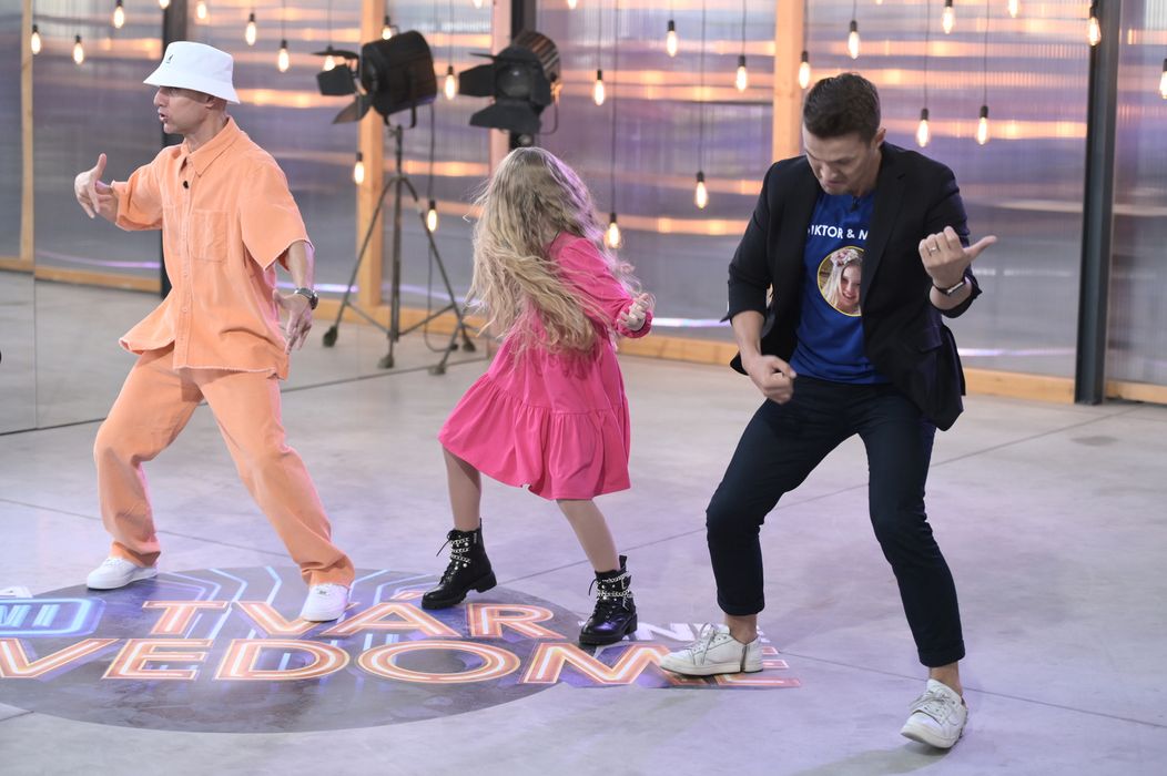 Zľava choreograf Miňo Kereš a súťažiaca Melissa Mandy Marušková s mentorom Viktorom Vinczeom počas tréningu.